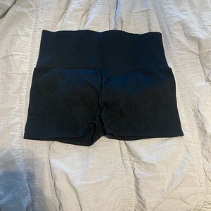 cute black ribbed biker/booty shorts!